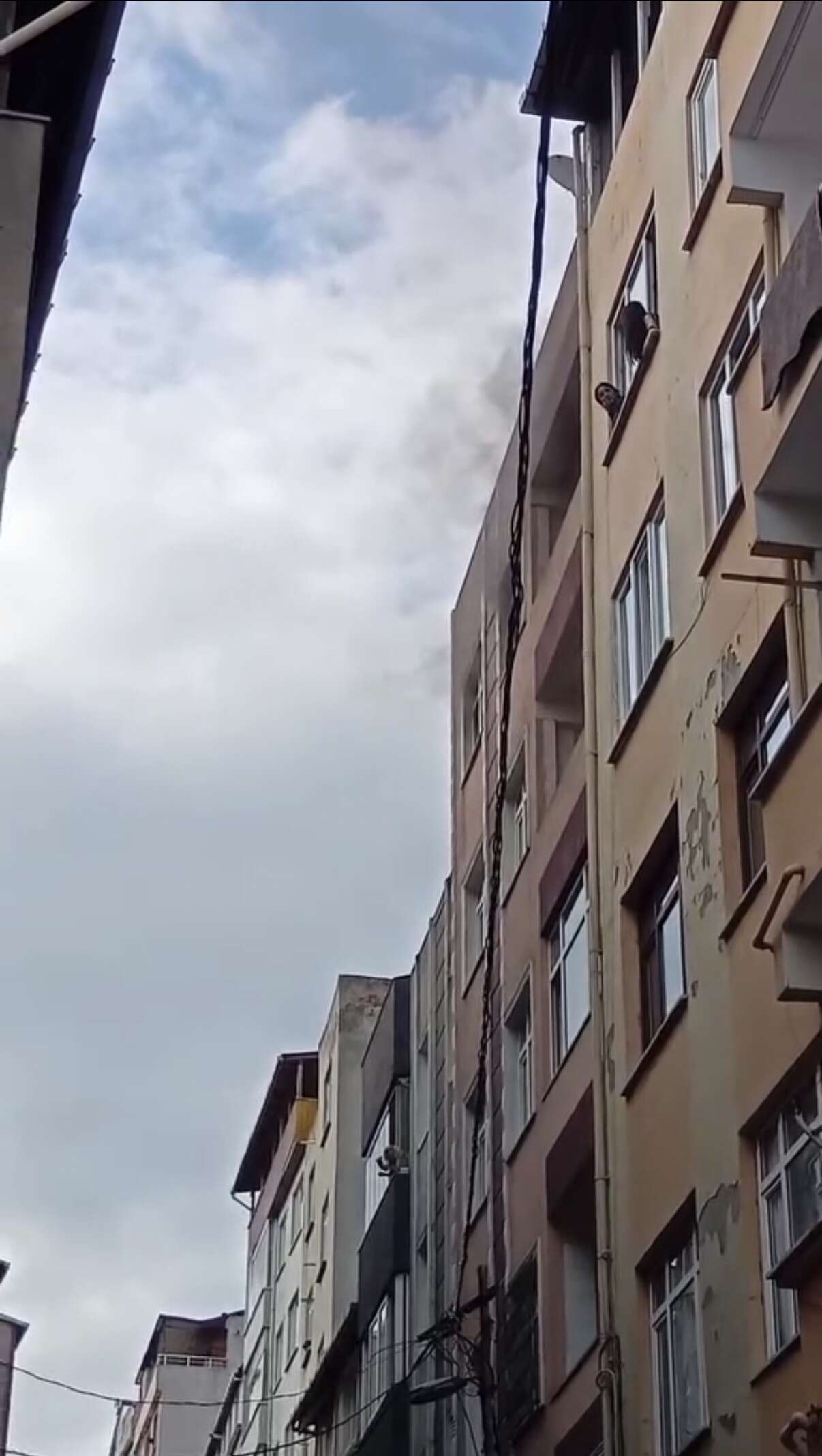 Yangın ihbarına giden ekipler, evde başka bir şeyle karşılaştı 9